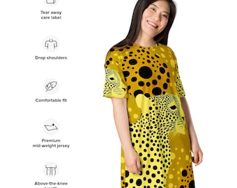 Puede incluir: Un vestido amarillo y negro de lunares con un diseño de estampado de leopardo. El vestido tiene un ajuste cómodo y llega por encima de la rodilla.