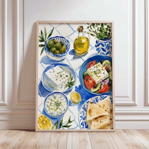 Può includere: Un dipinto ad acquerello che raffigura un pasto mediterraneo su una superficie piastrellata blu e bianca. La scena include una ciotola di olive verdi, un'oliera in vetro, un blocco di feta, un'insalata greca, tzatziki e fette di pane pita.
