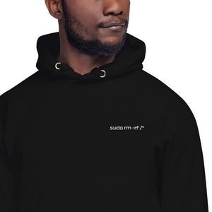 Peut inclure: Sweat-shirt à capuche noir avec le texte "sudo rm -rf /" en blanc.