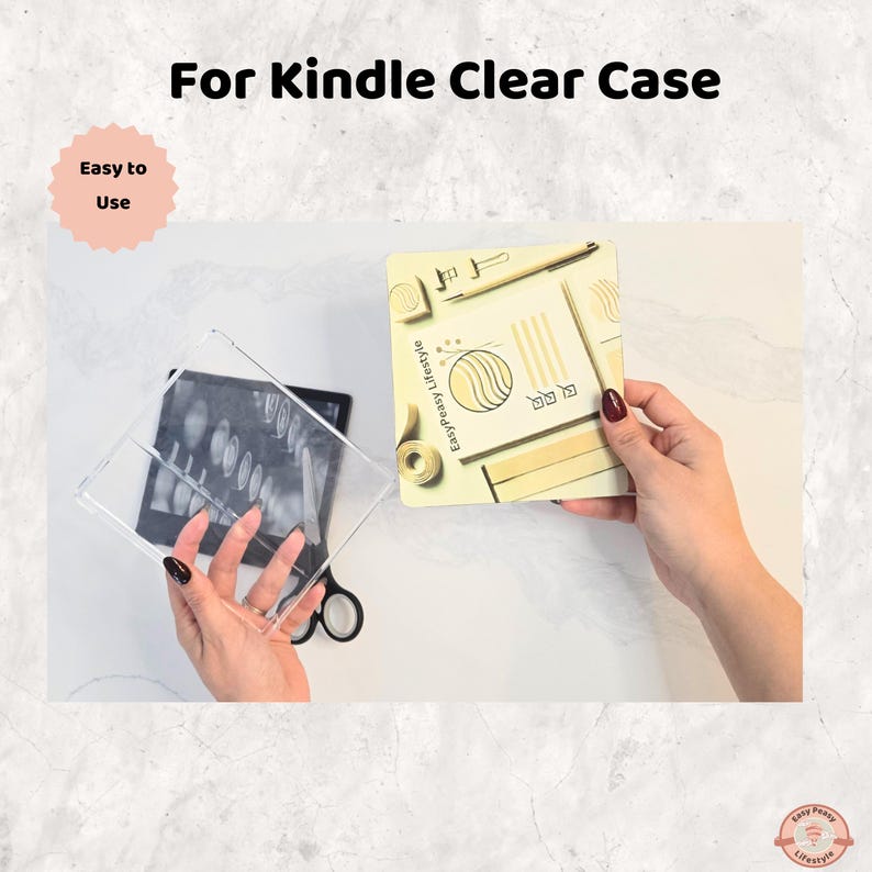 K&ouml;nnte beinhalten: Eine transparente Kindle-H&uuml;lle wird neben einem Kindle-Ger&auml;t gezeigt, mit dem Text "For Kindle Clear Case" oben. Eine dekorative Karte mit dem Text "Easy Peasy Lifestyle" wird in der anderen Hand gehalten. Die Worte "Easy to Use" stehen in einem rosa Kreis.