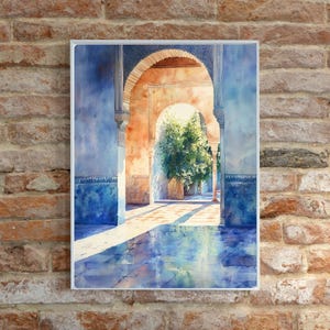 Pu&ograve; includere: Un dipinto ad acquerello di un cortile con archi e un albero al centro. Gli archi sono dipinti in tonalit&agrave; di arancione e giallo, mentre le pareti sono dipinte in tonalit&agrave; di blu. Il pavimento &egrave; dipinto in tonalit&agrave; di blu e bianco, e l'albero &egrave; dipinto in tonalit&agrave; di verde.