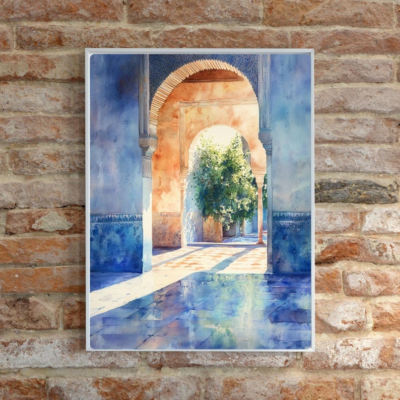 Pu&ograve; includere: Un dipinto ad acquerello di un cortile con archi e un albero al centro. Gli archi sono dipinti in tonalit&agrave; di arancione e giallo, mentre le pareti sono dipinte in tonalit&agrave; di blu. Il pavimento &egrave; dipinto in tonalit&agrave; di blu e bianco, e l'albero &egrave; dipinto in tonalit&agrave; di verde.