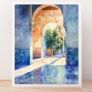 Pu&ograve; includere: Un dipinto ad acquerello di un cortile con archi e pavimenti in piastrelle blu. La luce del sole attraversa gli archi, proiettando ombre sul pavimento.