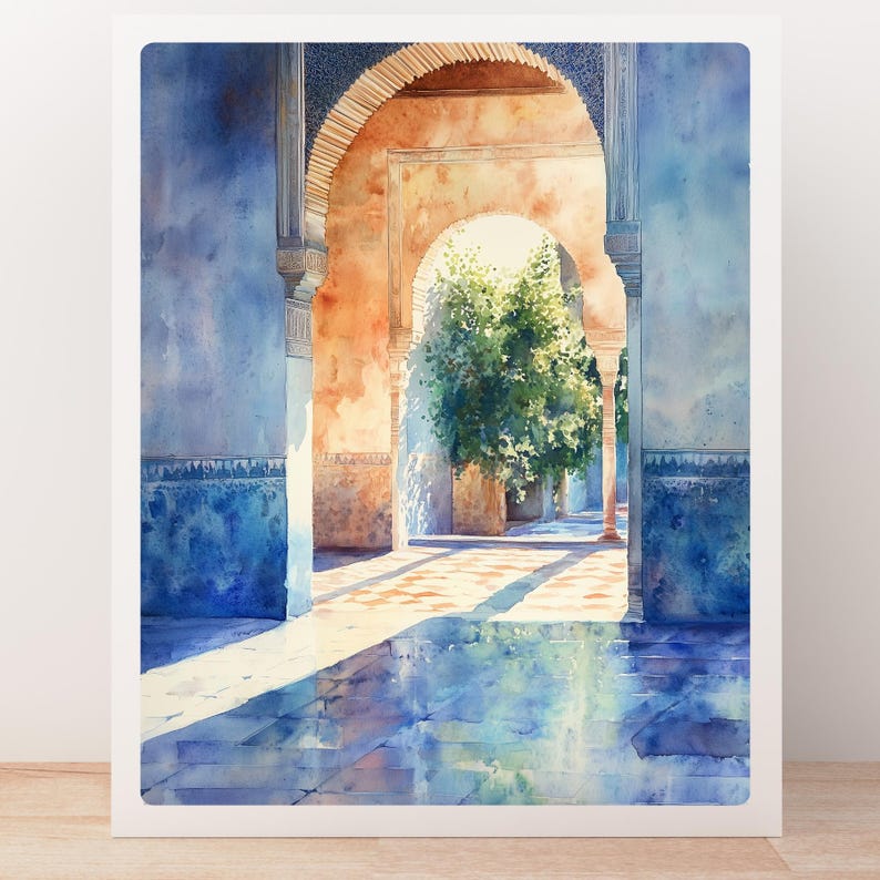 Pu&ograve; includere: Un dipinto ad acquerello di un cortile con archi e pavimenti in piastrelle blu. La luce del sole attraversa gli archi, proiettando ombre sul pavimento.