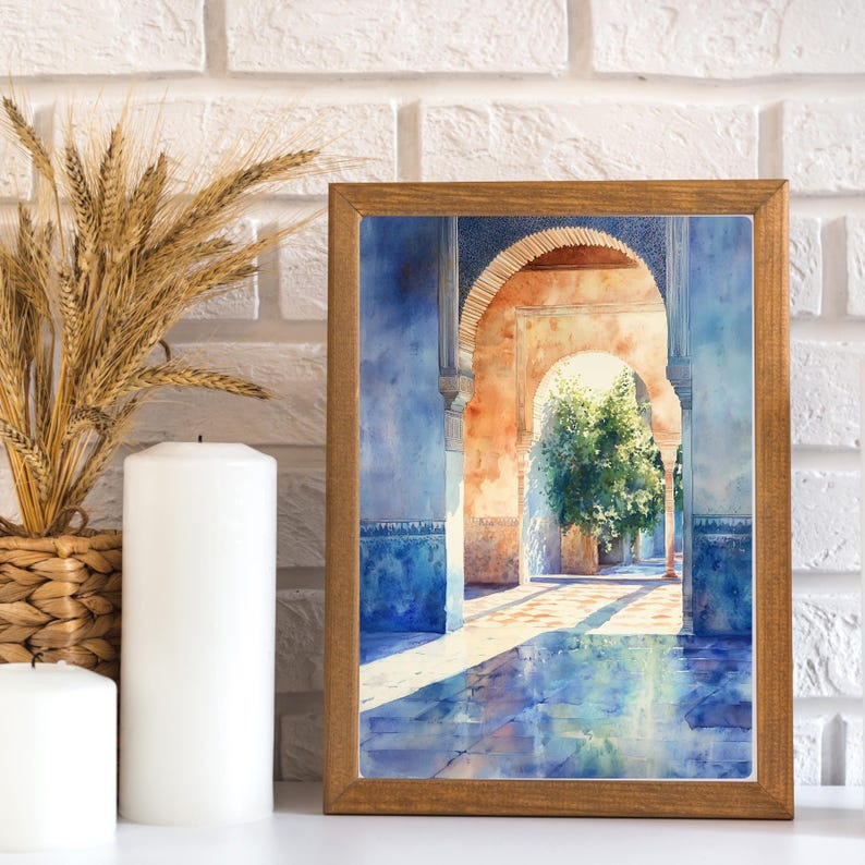 Pu&ograve; includere: Un dipinto ad acquerello di un cortile con archi e un albero in lontananza. Gli archi sono dipinti in tonalit&agrave; di blu e arancio, e l'albero &egrave; verde. Il pavimento &egrave; piastrellato con un motivo blu e bianco.