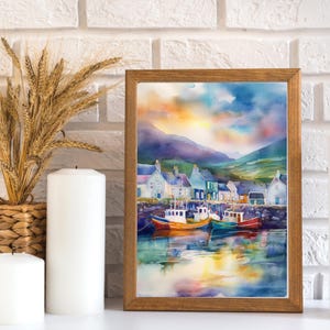 Puede incluir: Pintura acuarela de una escena de puerto colorida con barcos y casas. El cielo es una mezcla vibrante de azul, naranja y morado con nubes blancas esponjosas. El agua refleja los colores del cielo y los barcos.