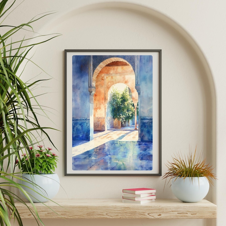 Pu&ograve; includere: Un dipinto ad acquerello di un cortile con archi e un pavimento in piastrelle blu. Gli archi sono in pietra e sono dipinti in tonalit&agrave; di arancio e giallo. Il pavimento &egrave; piastrellato con un motivo blu e bianco. Il cortile &egrave; inondato di luce solare e le ombre degli archi sono proiettate sul pavimento.