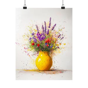 Pintura abstracta salpicada de jarrón amarillo / Flores púrpuras y rojas / Delphiniums lavanda / Decoración brillante para el hogar / Póster de arte mural