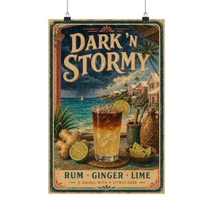 Può includere: Un poster in stile vintage per un cocktail Dark 'N Stormy. L'immagine presenta una bevanda a strati con ghiaccio, fette di lime, zenzero e una scena costiera. Il testo include "Rum, Ginger, Lime" e "A Squall with a Citrus Edge."