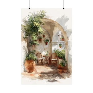 Op de afbeelding: Aquarelprint van een zonnige binnenplaats met potplanten en een kleine tafel en stoelen. De scène toont een gewelfde doorgang, terracotta potten en klimgroen, wat een mediterrane esthetiek oproept.