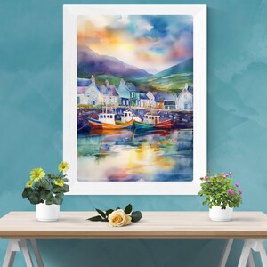 Puede incluir: Una pintura de acuarela de un peque&ntilde;o pueblo con barcos coloridos en un puerto. El cielo es de un naranja y rosa vibrantes, con nubes y una monta&ntilde;a en el fondo.