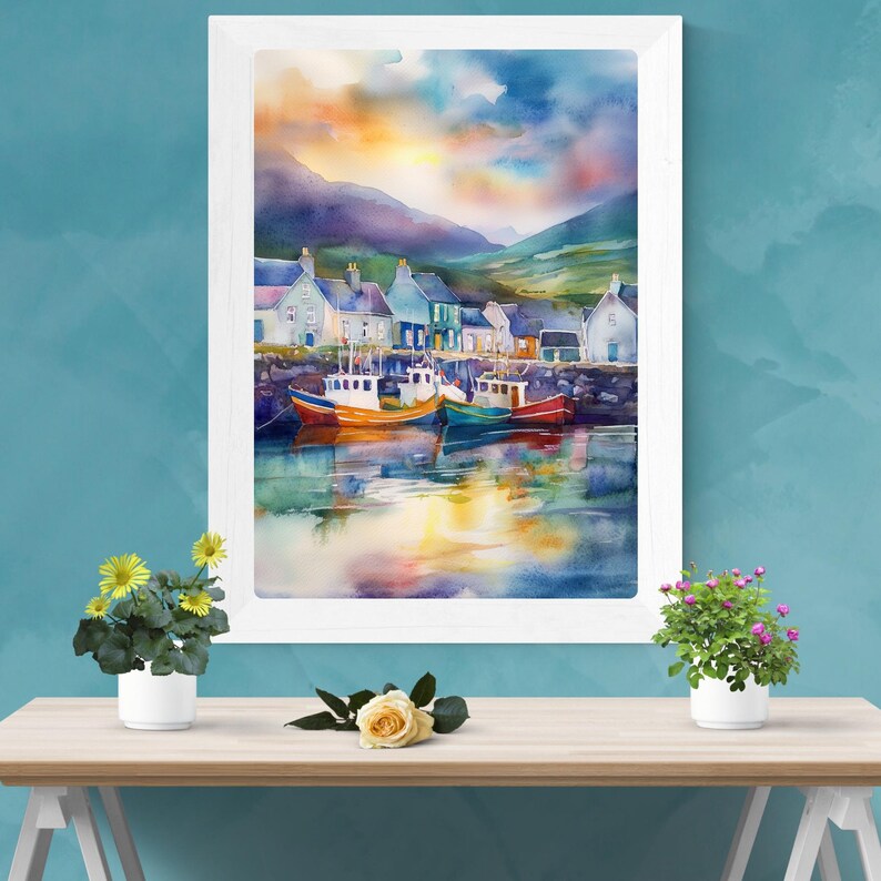 Puede incluir: Una pintura de acuarela de un peque&ntilde;o pueblo con barcos coloridos en un puerto. El cielo es de un naranja y rosa vibrantes, con nubes y una monta&ntilde;a en el fondo.
