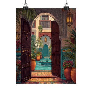 Puede incluir: Una impresión artística de una puerta abierta que conduce a un patio. La imagen presenta una puerta de madera oscura, macetas de terracota con plantas, una fuente y una piscina turquesa. Las paredes están adornadas con intrincados azulejos y faroles colgantes.