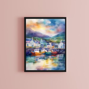 Puede incluir: Pintura acuarela de un peque&ntilde;o pueblo con barcos coloridos en un puerto. El cielo es una mezcla vibrante de naranja, amarillo y azul, con nubes que se reflejan en el agua. Las casas son blancas con molduras verdes, y los barcos son rojos, amarillos y azules.