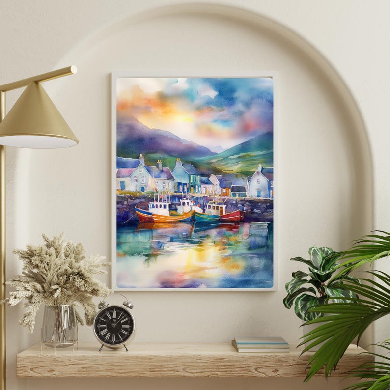 Puede incluir: Pintura acuarela de un peque&ntilde;o pueblo con casas coloridas y barcos en un puerto. El cielo es de un azul vibrante con nubes blancas y esponjosas y una puesta de sol dorada. El agua refleja los colores del cielo y los barcos.