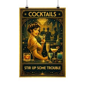 以下が含まれることがあります： 上部に「COCKTAILS」、下部に「STIR UP SOME TROUBLE」と書かれたヴィンテージスタイルのポスター。 金色のドレスを着た女性がマティーニグラスを持ち、バーには様々なカクテルが並んでいます。 背景にはバーのシーンが描かれています。