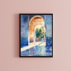 Pu&ograve; includere: Un dipinto ad acquerello di un cortile con archi e un albero in lontananza. Gli archi sono dipinti in tonalit&agrave; di blu e arancio, e l'albero &egrave; verde. Il pavimento &egrave; piastrellato con un motivo blu chiaro e bianco.
