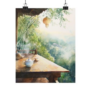Puede incluir: Una pintura de acuarela de una mesa de madera con una tetera, tazas de té y una taza de té humeante. La mesa está puesta en un porche con vistas a un exuberante bosque verde con una linterna roja colgando del techo.