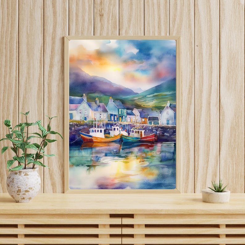Puede incluir: Pintura acuarela de un peque&ntilde;o pueblo con casas coloridas y barcos en un puerto. El cielo es una mezcla vibrante de naranja, rosa y azul con nubes. Las monta&ntilde;as en el fondo son moradas y verdes.
