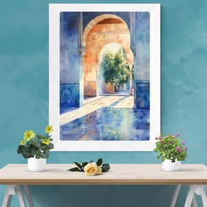 Pu&ograve; includere: Un dipinto ad acquerello di un cortile soleggiato con archi e pavimenti in piastrelle blu. Il dipinto presenta un cielo blu brillante e un albero verde in lontananza.