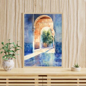 Pu&ograve; includere: Un dipinto ad acquerello di un corridoio con archi e una vista di un albero attraverso gli archi. Le pareti sono dipinte in tonalit&agrave; di blu e il pavimento &egrave; di colore marrone chiaro.