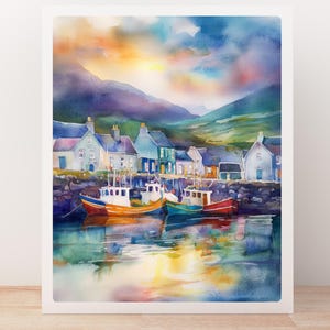 Puede incluir: Pintura acuarela de un peque&ntilde;o pueblo con casas coloridas y barcos en un puerto. El cielo es de un azul vibrante con nubes y una puesta de sol dorada. El agua refleja los colores del cielo y los barcos.