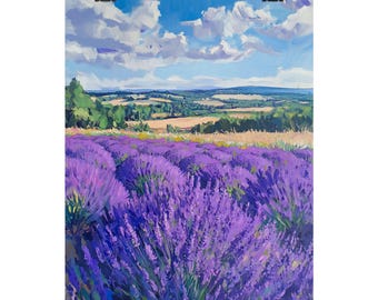 Op de afbeelding: Een schilderij van een veld met bloeiende lavendel. De bloemen zijn een levendig paars en vormen een contrast met een achtergrond van glooiende groene heuvels en een blauwe lucht met witte wolken.