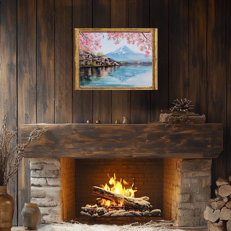 Peut inclure: Peinture encadr&eacute;e d'un paysage de montagne avec un lac et des fleurs de cerisier. Le tableau est dans un cadre dor&eacute; et est accroch&eacute; au-dessus d'une chemin&eacute;e avec un feu. Le mur est en bois sombre.