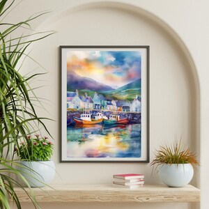 Puede incluir: Pintura acuarela de un peque&ntilde;o pueblo con casas coloridas y barcos en un puerto. El cielo es una mezcla vibrante de azul, rosa y naranja con nubes esponjosas. El agua refleja los colores del cielo y los barcos.