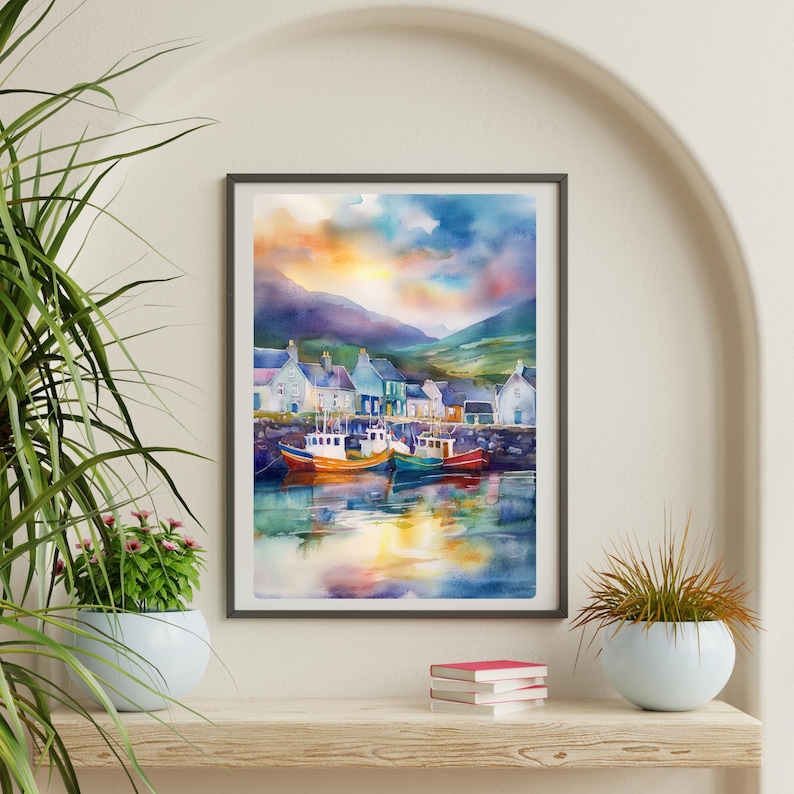 Puede incluir: Pintura acuarela de un peque&ntilde;o pueblo con casas coloridas y barcos en un puerto. El cielo es una mezcla vibrante de azul, rosa y naranja con nubes esponjosas. El agua refleja los colores del cielo y los barcos.