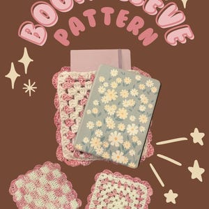 Może przedstawiać: Brązowe tło z różowym napisem "BOOK SLEEVE PATTERN". Na zdjęciu różowy notatnik, książka z kwiatowym wzorem oraz szydełkowe okładki na książki i podstawki w kolorze różowym i białym. Obecne są również dekoracyjne rozbłyski gwiazd.