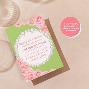Peut inclure: Une carte imprimable verte et blanche avec des roses roses et un motif de collier de perles. Le texte indique "Stepping into Sisterhood with the members of YOUR SORORITY NAME YOUR CHAPTER NAME AS WE PRESENT THE LADIES OF P.H.E.N.O.M.E.N.A.I. 13 SPRING 2099".