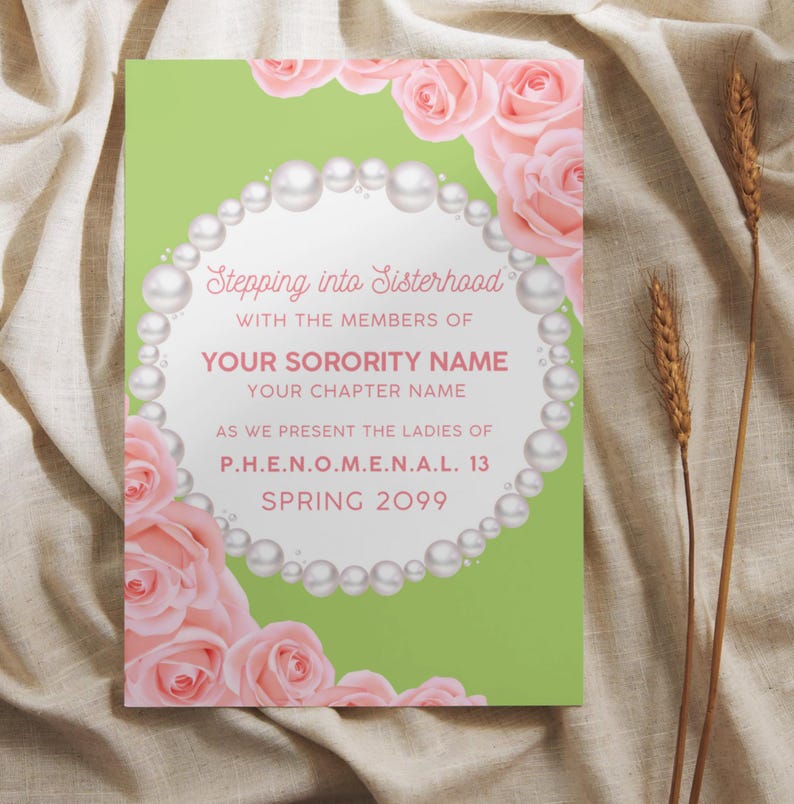 Peut inclure: Une invitation imprimable verte et blanche avec une bordure de collier de perles et des roses roses. Le texte indique "Stepping into Sisterhood with the members of YOUR SORORITY NAME YOUR CHAPTER NAME AS WE PRESENT THE LADIES OF P.H.E.N.O.M.E.N.A.I. 13 SPRING 2099".