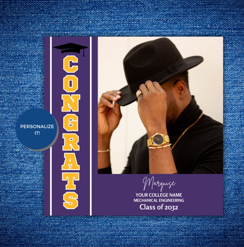 K&ouml;nnte beinhalten: Eine violette und wei&szlig;e Graduation-Ank&uuml;ndigung mit einem Foto einer Person, die einen schwarzen Hut und ein schwarzes Hemd tr&auml;gt. Der Text lautet "Congrats" in gelben Buchstaben und "Marquise" in Kursivschrift. Der Text enth&auml;lt auch "Your College Name, Mechanical Engineering, Class of 2032".