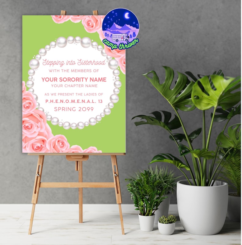 Peut inclure: Une pancarte verte et blanche avec une bordure de collier de perles et des roses roses. La pancarte indique "Stepping into Sisterhood with the members of YOUR SORORITY NAME YOUR CHAPTER NAME AS WE PRESENT THE LADIES OF P.H.E.N.O.M.E.N.A.I. 13 SPRING 2099".