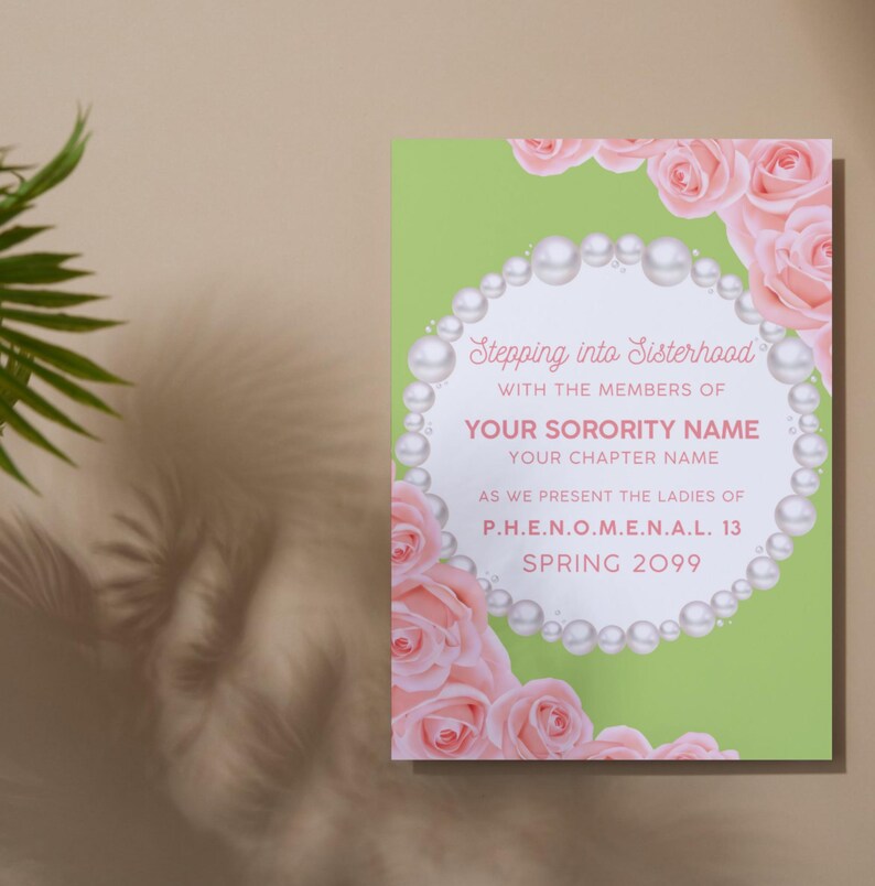 Peut inclure: Une invitation verte et blanche avec des roses roses et une bordure de collier de perles. Le texte indique "Stepping into Sisterhood with the members of YOUR SORORITY NAME YOUR CHAPTER NAME AS WE PRESENT THE LADIES OF P.H.E.N.O.M.E.N.A.I. 13 SPRING 2099".