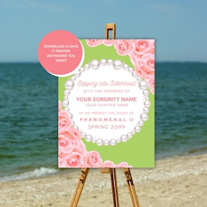 Peut inclure: Une pancarte imprimable verte et blanche avec des roses roses et une bordure de collier de perles. Le texte indique "Stepping into Sisterhood with the members of YOUR SORORITY NAME YOUR CHAPTER NAME AS WE PRESENT THE LADIES OF P.H.E.N.O.M.E.N.A.I. 13 SPRING 2099".