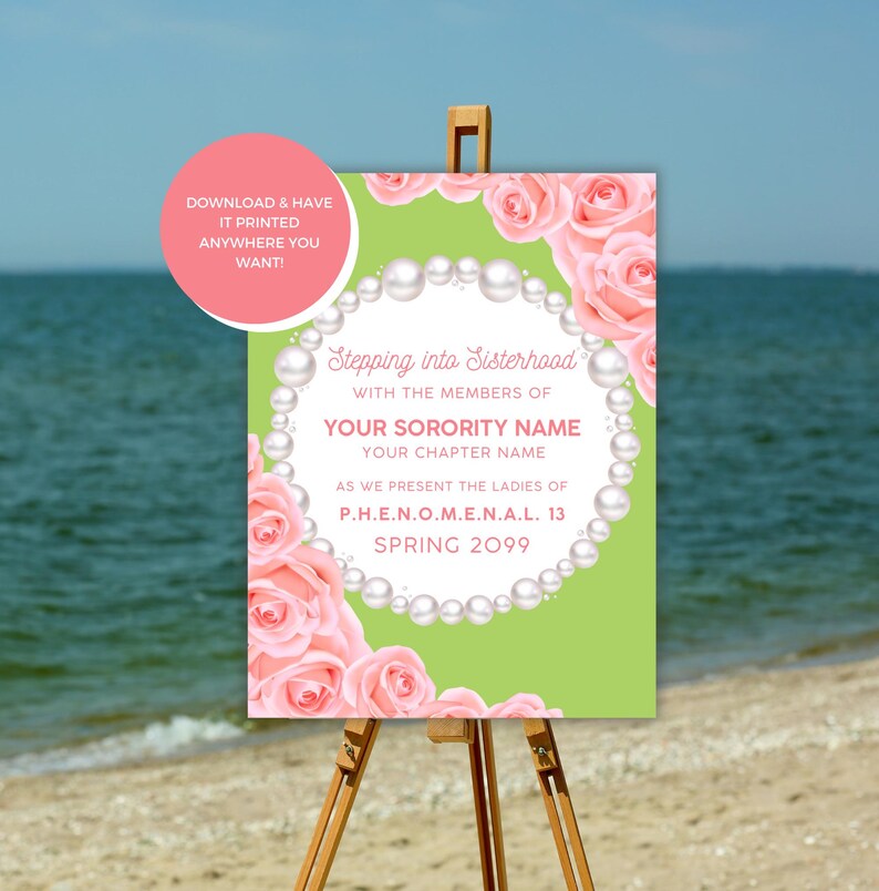 Peut inclure: Une pancarte imprimable verte et blanche avec des roses roses et une bordure de collier de perles. Le texte indique "Stepping into Sisterhood with the members of YOUR SORORITY NAME YOUR CHAPTER NAME AS WE PRESENT THE LADIES OF P.H.E.N.O.M.E.N.A.I. 13 SPRING 2099".