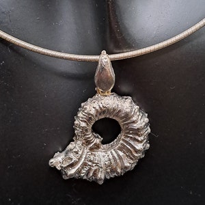 Designer Anhänger &#39;Ammonite&#39; – Handgefertigtes Schmuckstück in der Serie „Ocean Lore“