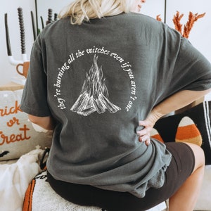 Sie brennen alle Hexen Shirt | Halloween-Hemd | Witchy Rundhals-Shirt | Ich Tat etwas Schlimmes Shirt | Frauen Herbst Shirt