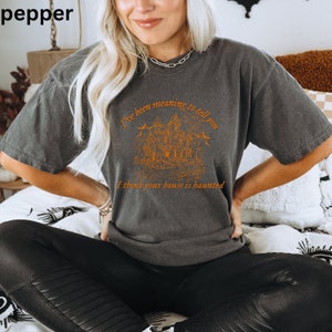 Ich denke, in Ihrem Haus ist Spuk Shirt | Gruselzeit | Geisterhaus | Halloween-Hemd | Komfortfarben