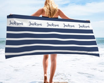 Puede incluir: Una toalla de playa blanca con rayas azules y el nombre "Jackson" repetido cinco veces en una fuente cursiva.