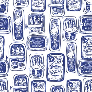 K&ouml;nnte beinhalten: Ein sich wiederholendes Muster aus blau-wei&szlig;en Sardinenb&uuml;chsen. Die Dosen sind rechteckig und zeigen Illustrationen von Sardinen, den Text "Sardines" und andere Designelemente. Einige Dosen sind ge&ouml;ffnet und zeigen die Fische im Inneren.