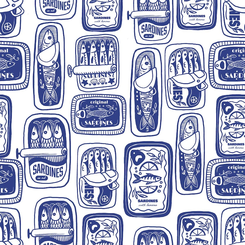 K&ouml;nnte beinhalten: Ein sich wiederholendes Muster aus blau-wei&szlig;en Sardinenb&uuml;chsen. Die Dosen sind rechteckig und zeigen Illustrationen von Sardinen, den Text "Sardines" und andere Designelemente. Einige Dosen sind ge&ouml;ffnet und zeigen die Fische im Inneren.