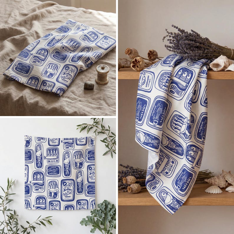 K&ouml;nnte beinhalten: Wei&szlig;-blaue K&uuml;chent&uuml;cher mit Sardinen-Dosen-Muster. Die T&uuml;cher sind aus einem weichen Stoff gefertigt und mit einem sich wiederholenden Muster aus blauen Sardinen-Dosen auf wei&szlig;em Grund verziert. Die T&uuml;cher sind gefaltet und in verschiedenen Umgebungen ausgestellt.