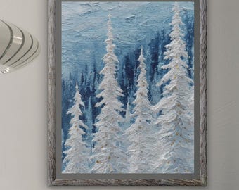 Puede incluir: Pintura enmarcada de pinos cubiertos de nieve en un bosque invernal. La obra presenta un estilo texturizado, empastado, con tonos blancos y azules. La pintura cuelga sobre una mesa de madera con una bandeja decorativa y dos sillas blancas.