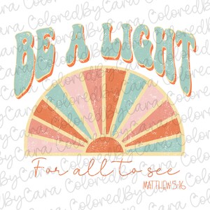 Può includere: Una grafica in stile retrò con un design a raggiera colorato e il testo "BE A LIGHT" in un carattere audace e stilizzato. Sotto il raggiera, il testo "For all to see" è scritto in un carattere più piccolo, seguito da "MATTHEW 5:16".
