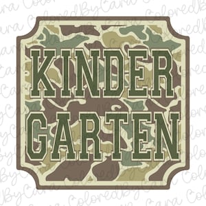 Puede incluir: Un letrero rectangular con un patrón de camuflaje. Las palabras "KINDER GARTEN" se muestran en letras grandes y en bloque de color verde oscuro. El letrero tiene un borde decorativo.