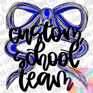 Puede incluir: Diseño gráfico con un lazo azul y dorado y la inscripción "custom school team" en negro. El diseño está sobre un fondo blanco y es adecuado para ropa o artículos de equipo.