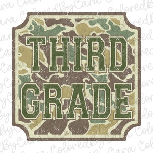 Könnte beinhalten: Ein Quadrat mit einem grünen, braunen und beigefarbenen Tarnmuster mit dem Text "THIRD GRADE" in dunkelgrüner Schrift mit weißem Umriss.